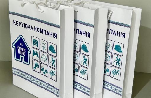 Паперові пакети з кольоровим зображенням.